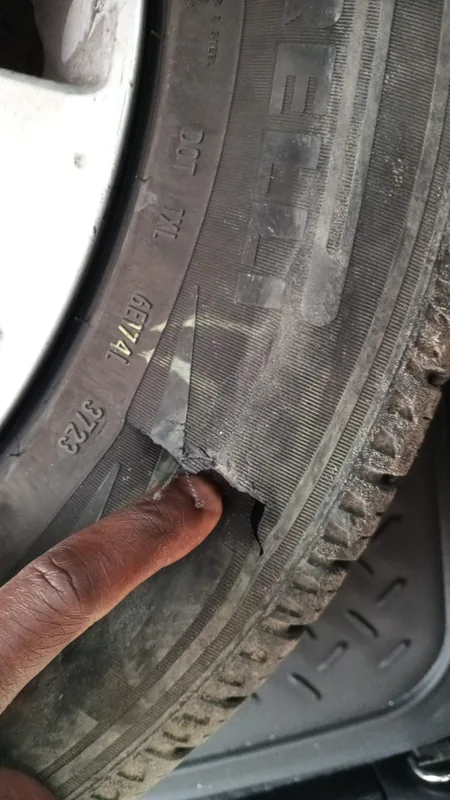 Llanta con rajadura severa en flanco antes de vulcanizar en Medellín