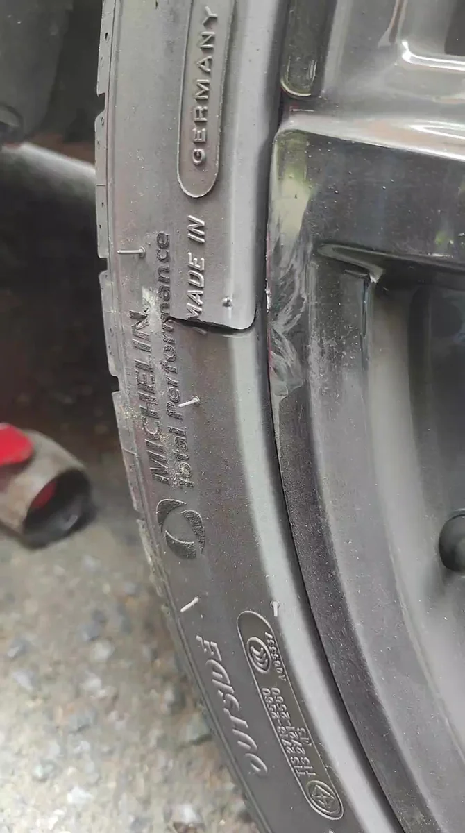 Llanta Michelin estallada montada en el carro antes de vulcanizar en Medellín